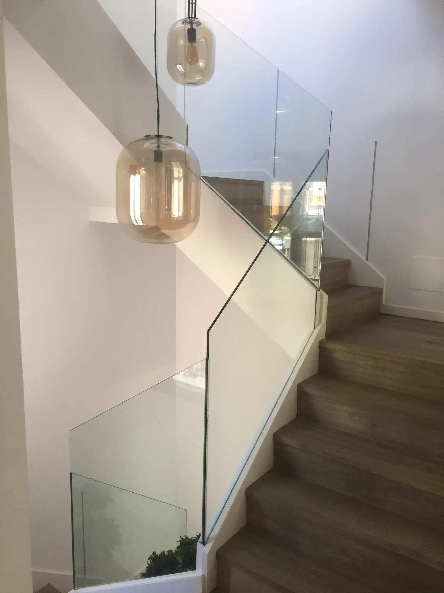 Baranda de vidrio en escalera con diseño moderno