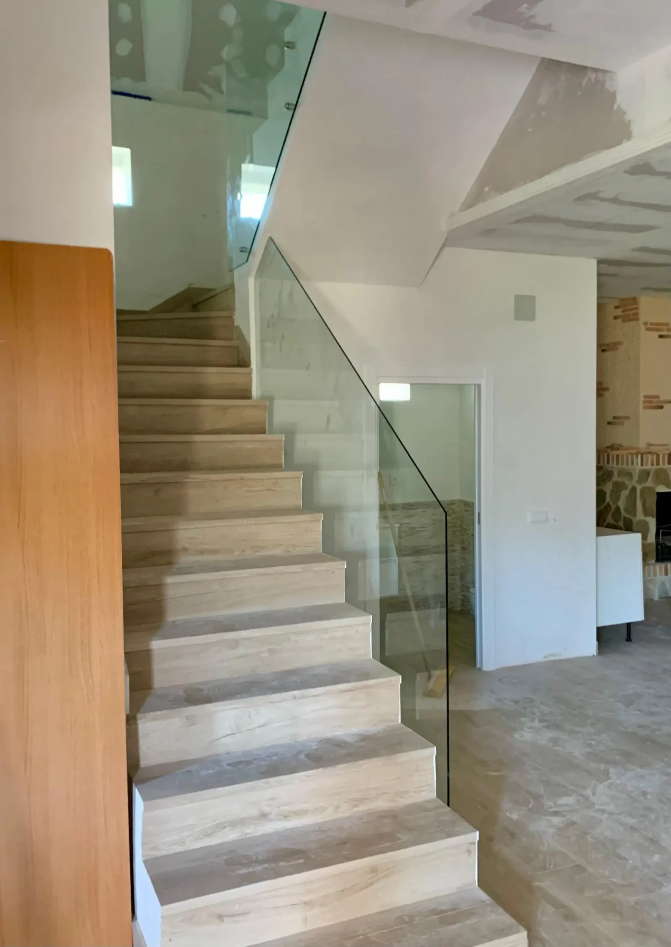 Baranda de vidrio templado en escalera