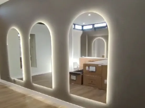 Espejos con forma de arco y retroiluminación LED