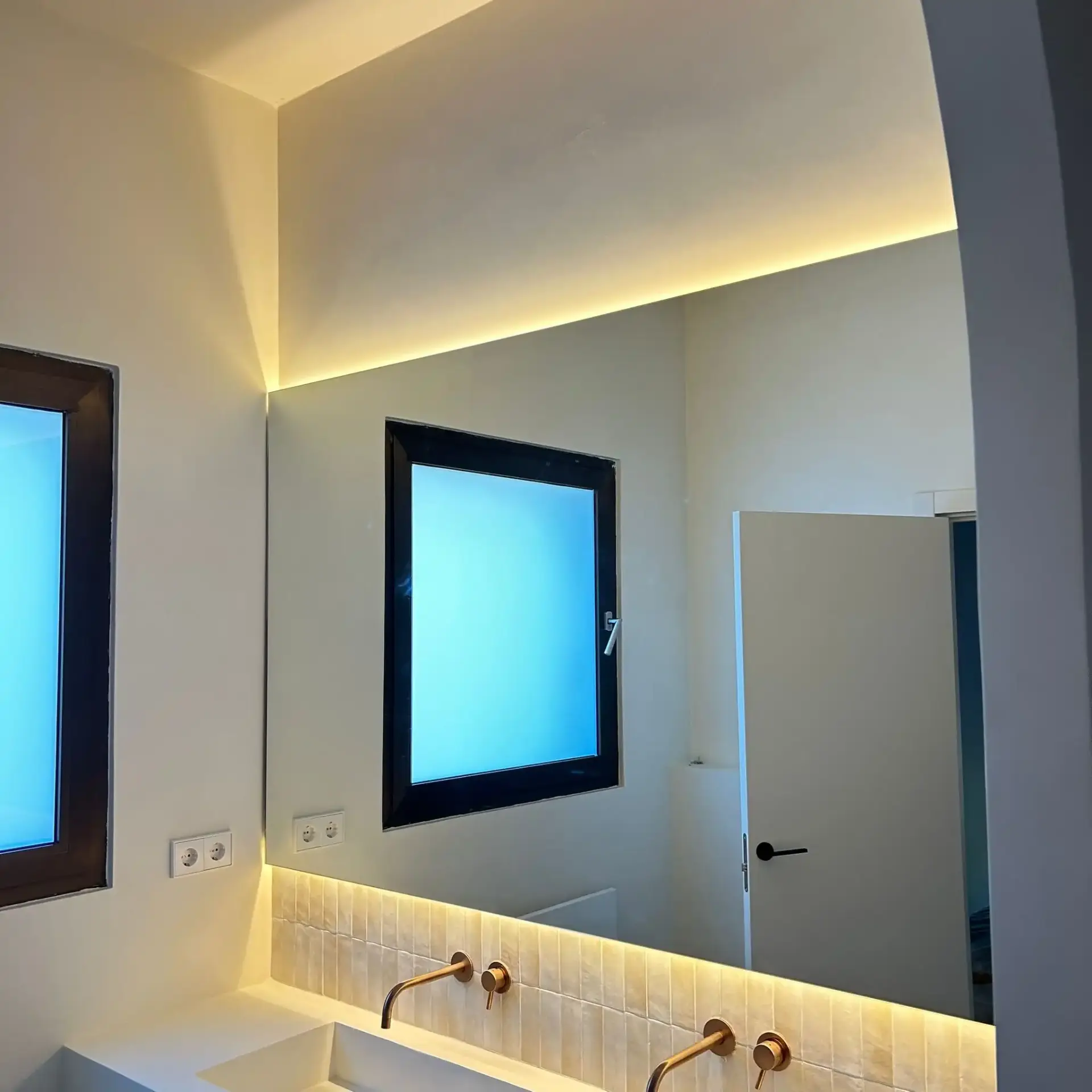 Espejo con retroiluminación LED instalado en baño