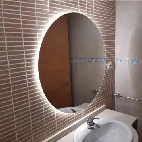 Espejo ovalado con luz LED en baño