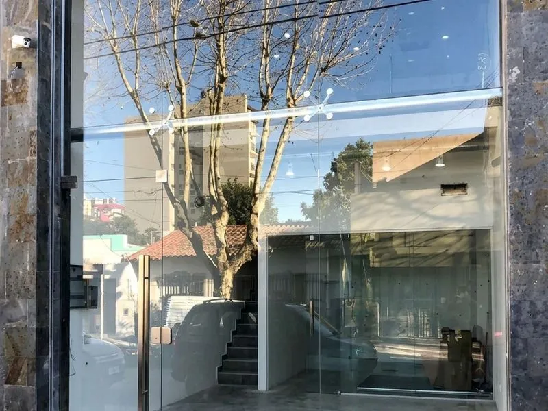 Frente de vidrio piso a techo en local comercial urbano