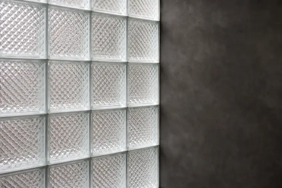 Detalle de ladrillos de vidrio texturados