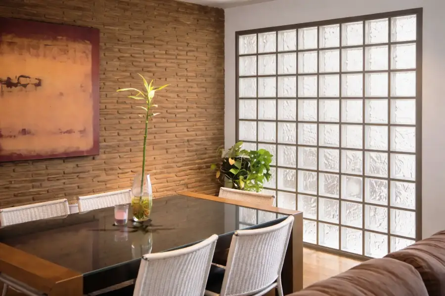 Pared de ladrillos de vidrio en comedor con iluminación natural