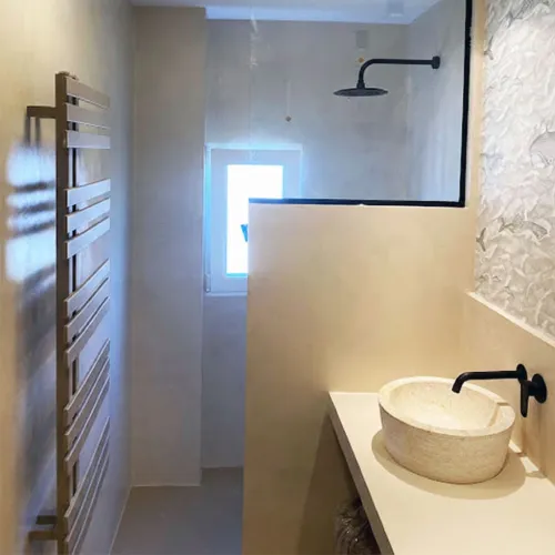 Mampara de vidrio fija en baño de diseño