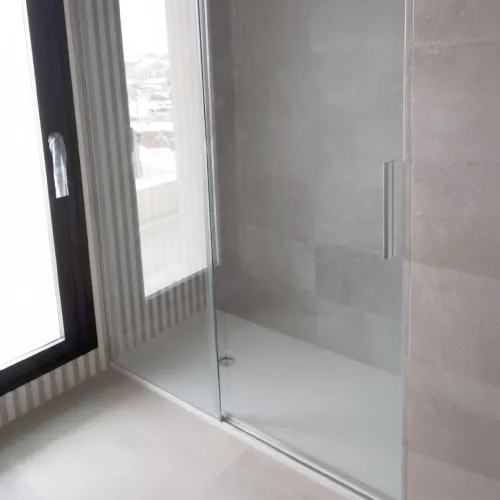 Mampara de vidrio corrediza transparente en ducha
