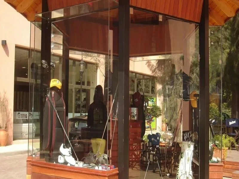 Stand comercial con cerramientos de vidrio y estructura de madera