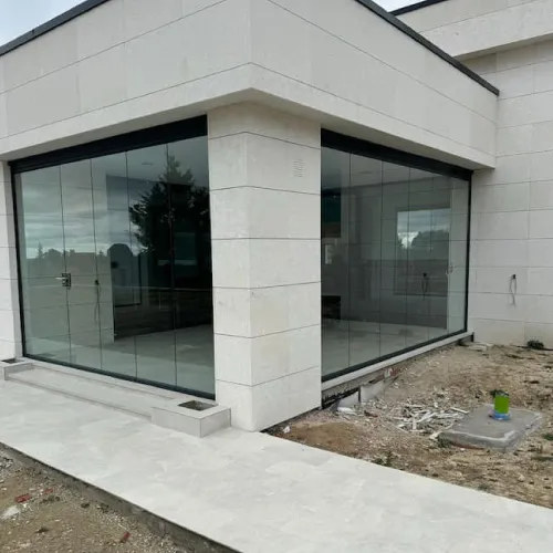 Fachada de vidrio templado en casa moderna